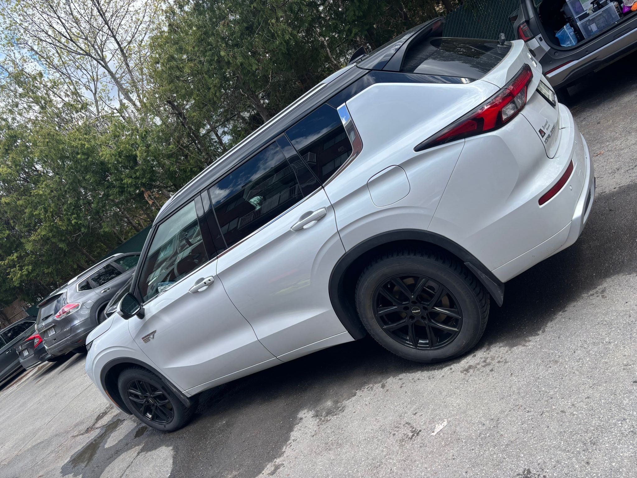 Outlander side profile showing clean paint and black alloy wheels